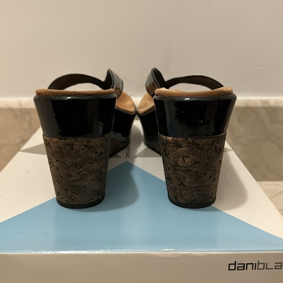 Dani Black Wedge Sandals in Black Patent Leather; Size 7.5 - Picture 4 of 5